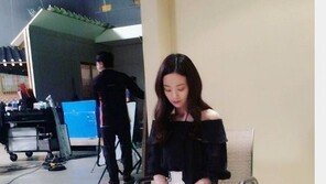 ‘4차원 매력’ 손여은, 촬영 현장선 단아한 자태…“대본 보는 본부장님”