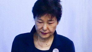 “내가 박근혜 딸” “엄마!” 40대 女, 재판서 소동…朴, 황당한 웃음