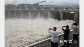 물폭탄에 수문 연 팔당댐… 4일 태풍 영향 촉각