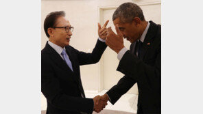 오바마 퇴임후 첫 한국 방문, 문재인 대통령과 40분간 靑 회동