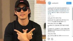 김태우 컴백 응원 ‘W’ 핸드사인 릴레이…“지훈아 너만 남았다”