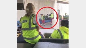 [영상]공항에서 승객 캐리어 휙휙…“저러니 안 부서져?” 비난 쇄도