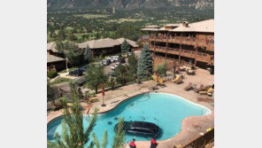 수영장으로 ‘다이빙’한 승용차…브레이크·액셀 착각해서 ‘풍덩’