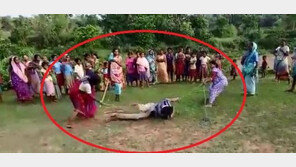 [영상]“엄마들의 복수”…‘아동 성폭행’ 추정 男 매질하는 여성들