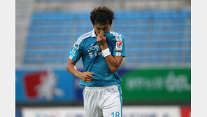 최순호 감독 “양동현, 이동국같은 냉정함 가져라”