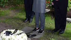 김정숙 여사, ‘문화계 블랙리스트’ 故 윤이상 묘에 동백나무 심은 이유는…