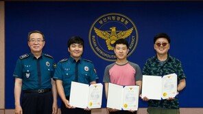 감사장 받은 탤런트 한정국·시민 신범석 씨, ‘환한 미소’…“칭찬 받아 마땅! 엄지 척”