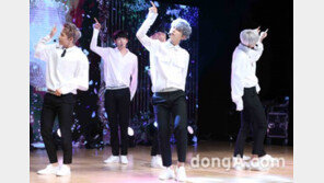 [화보]상남자로 돌아온 헤일로 ‘여기여기’ 무대