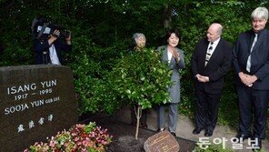 김정숙 여사, 故 윤이상 묘지에 통영서 가져간 동백나무 심어