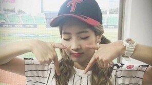 ‘두 번째 시구 무산’ 트와이스 다현, 시원한 ‘우천 세리모니’…‘깜찍’ TT 포즈도 