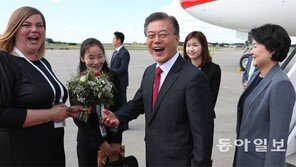 “김정숙 여사 드릴 꽃다발이에요”… 손 내밀었다 멋쩍은 문재인 대통령