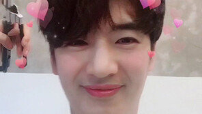 [#해시태그 컷] 셀카에 빠진 손호영 ‘광채가 나네∼’