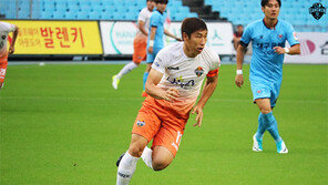 이근호가 말하는 강원 돌풍의 비결…30대 선수들 체력 안배, 최윤겸 감독 ‘배려의 힘’