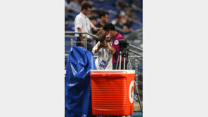 옐로카드가 레드카드로…VAR이 카드 색도 바꿨다