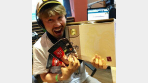 노홍철, 삼계탕 들고 ‘활짝’…“청취자가 초복이라고 보내줬어요”