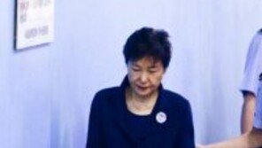 朴 전 대통령 발가락 부상 불출석…노영희 “제 의뢰인 목발 짚고도 나와”