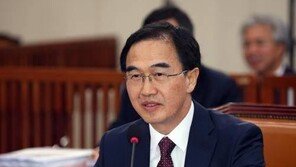 ‘뚜벅이’ 조명균 통일부 장관, 관용차 제네시스로 바꾼다