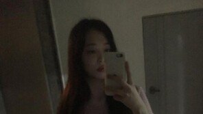 설리, 결별 보도 후 SNS 첫 근황 공개…‘어둠 속 셀카’