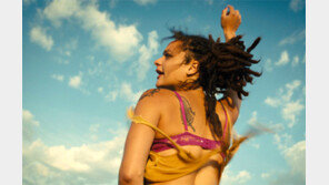 벌거벗은 미국, 18세 루저의 삶… 코끝이 ‘찡’