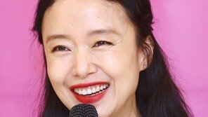 [동아포토]전도연 ‘칭찬에 몸 둘 바를 모르겠어요~’