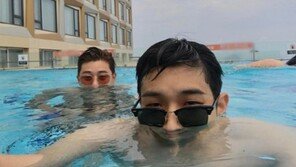 “훈훈한, 비주얼”…최우식X박서준, 포상휴가 인증샷