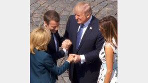 트럼프, 마크롱과 29초간 ‘형제 악수’