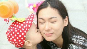 ‘볼 뽀뽀에 눈 감고’…장문복, 아웃사이더 딸과 애정 과시