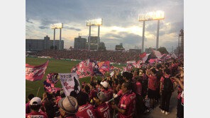 [청춘, 일본축구를 만나다] 벚꽃색 물든 킨쵸 스타디움…팬·선수·구단 하나 된 축제의 장