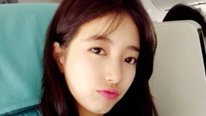 “막 찍어도, 여신”…수지, 기내서 셀카 삼매경