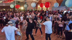 낮 근무 밤 파티… 트랜스포머 사무실