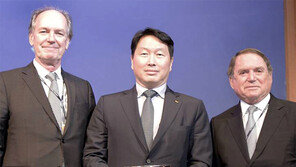“선친 덕에 代 이은 수상 영광”… 최태원 SK회장 ‘밴플리트상’ 받아
