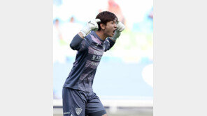 ‘3년 벤치’ 막내 GK 휘둥그레 ‘펀칭쇼’