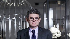 [Q매거진]“샤넬은 과거를 창의적으로 재해석해 낸 결과물이죠” 