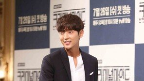 [화보]이준기, 열애 후 첫 공식석상.. 사랑꾼의 미소