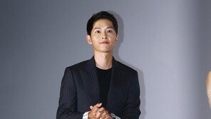[동아포토]송중기 첫 공식석상 ‘떨리는 발걸음’