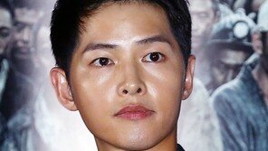 ‘군함도’ 송중기 “송혜교, 사랑하는 사람…미쓰비시 광고 거절? 나라도 그랬을 것”