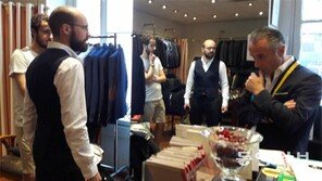 [단독]폭 좁은 넥타이에 슬림 핏… 날렵한 구두 앞코… 파리지앵 바꿔놓은 ‘마크롱 패션’