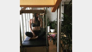 윤진서, SNS 근황 공개…누리꾼 “앉아있어도 보이는 복근” 감탄