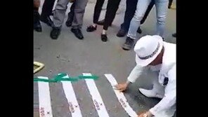 “김학철 도의원 사퇴하라”…보수단체 대표, ‘오물 투척’ 항의