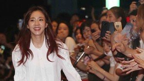 [동아포토]산다라박,  뜨거운 군함도의 열기