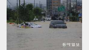 김정숙 여사, 물난리 청주 찾아 4시간 동안 수해복구 지원