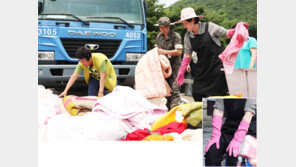 김정숙 여사, 청주 수해복구 지원… 손가락 부상에 고무장갑 위에 밴드