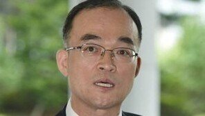 문무일 “우병우 팔짱 낀 사진 보고 가슴 아팠다”