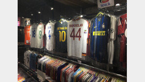 [청춘, 일본축구를 만나다] 유니폼 수집 열풍…‘레어템’ 불티