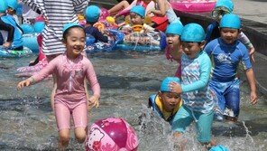 [동아 포토] “더위가 좋아요” 성내천 물놀이장에 놀러온 어린들