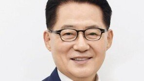 박근혜, 재판중 휴대전화 사용…박지원 “채신머리 없이 ㅉㅉ”