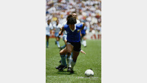 VAR에 찬성한 마라도나의 역설 “당시에 VAR 존재했다면 신의 손 득점은 없었을 것”