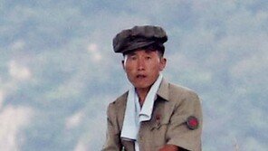 기자 향해 총 겨눈 북한군