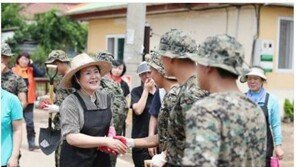 수해지역 ‘낙과(落果) 화채’ 먹은 文대통령…‘박수 갈채’ 받은 김정숙 여사
