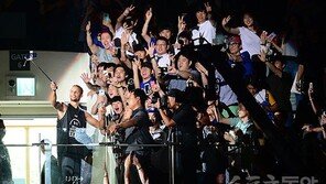 갑자기 관중석 올라가 깜짝 셀카…팬 서비스도 슈퍼스타